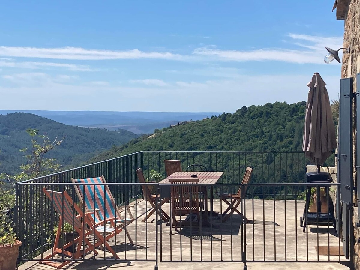 Jolie maison avec vue dans une bâtisse ardéchoise