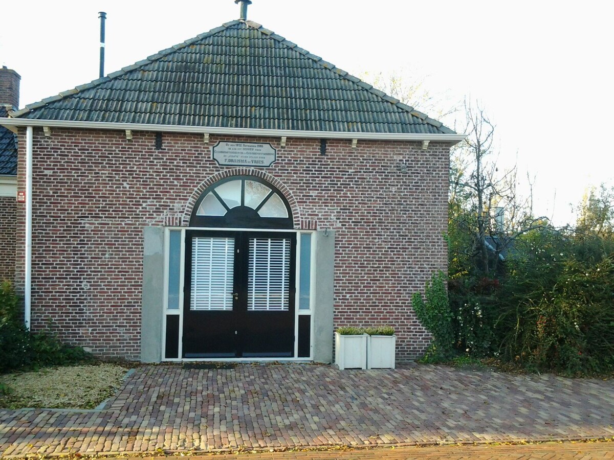 靠近Frisian乡村的舒适教堂。