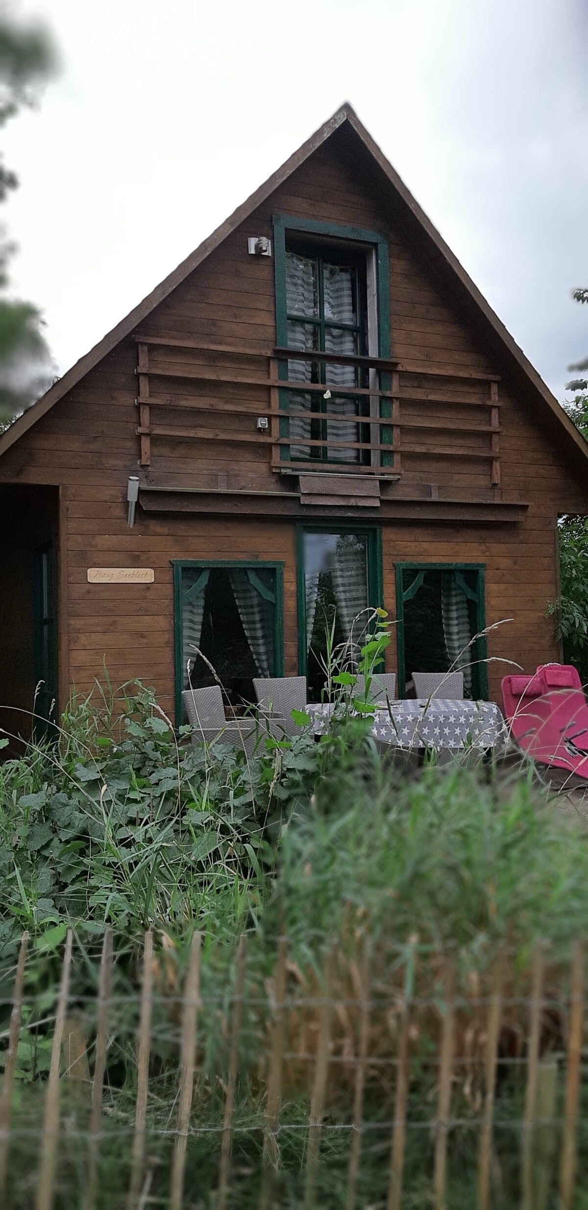 木质原木屋，可欣赏湖景和露台