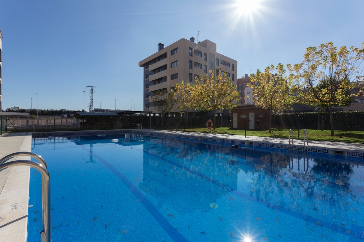 Estudio luminoso con aire acondicionado y piscina