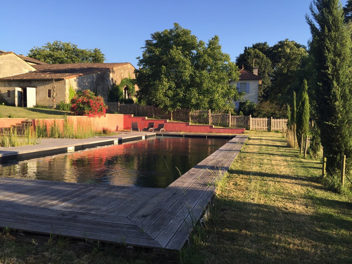 Château et dépendance au cœur d'un vignoble