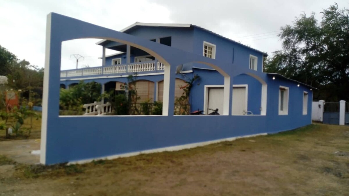 Haut de la villa avec piscine les pieds ds l'eau