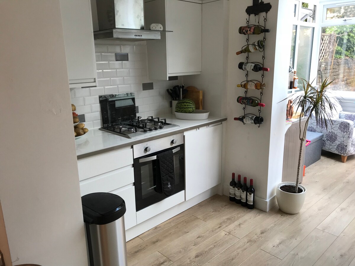 Double Bedroom: Hammersmith: Close to tube station