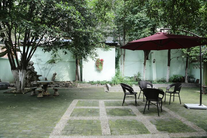 安静的院落,可以朋友喝喝茶,可以聊聊天,早上起床,在庭院里,听着鸟叫