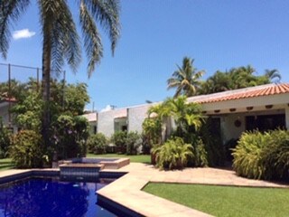 Lomas de Cocoyoc带泳池的房子