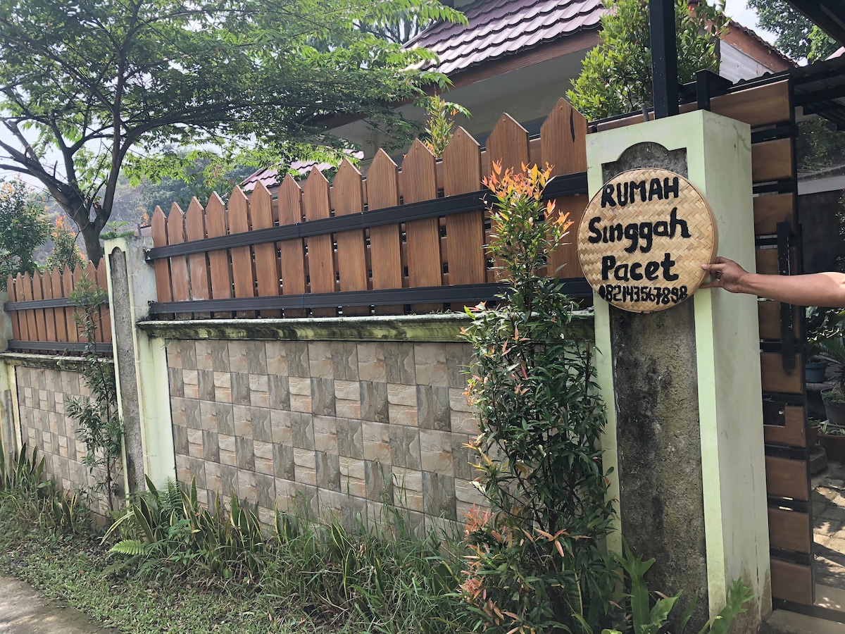 Pacet 's Stopover House