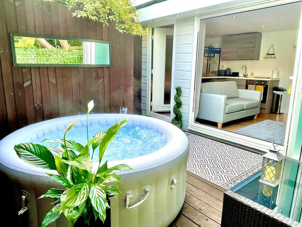 带私人热水浴缸的僻静花园小屋