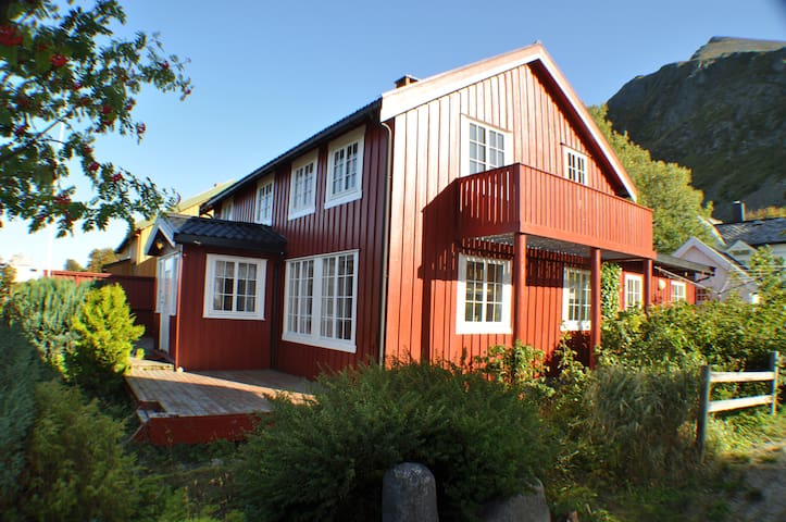 big house with 5 bedrooms in the centre of lofoten