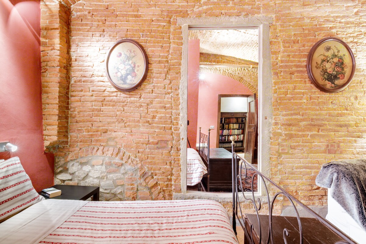 位于阿雷佐（ Arezzo ）市中心的历史悠久的拱形公寓