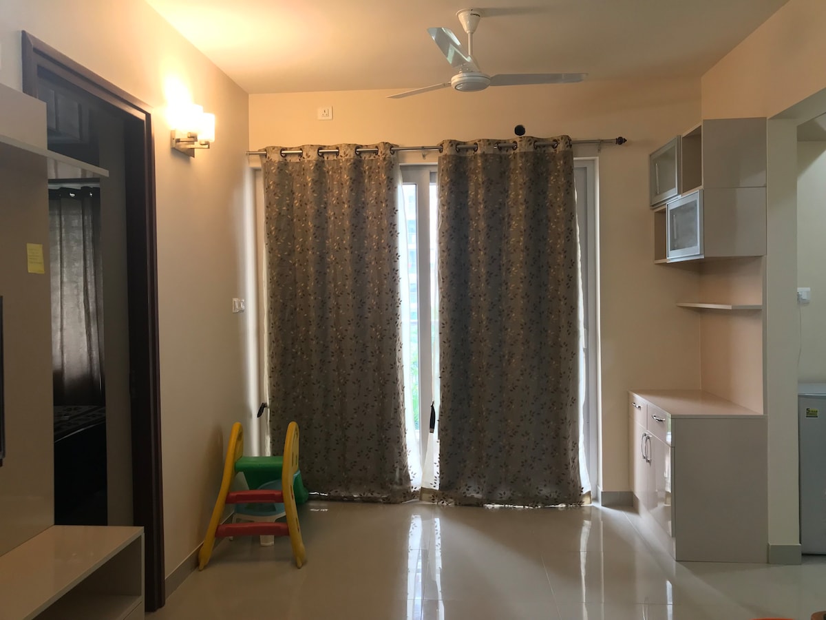 1bhk ，位于机场铁路站附近的门禁社区。