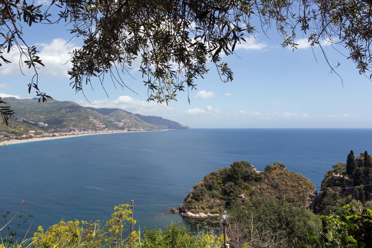 陶尔米纳（ Taormina ）的蓝色情气别墅，可欣赏海景和泳池