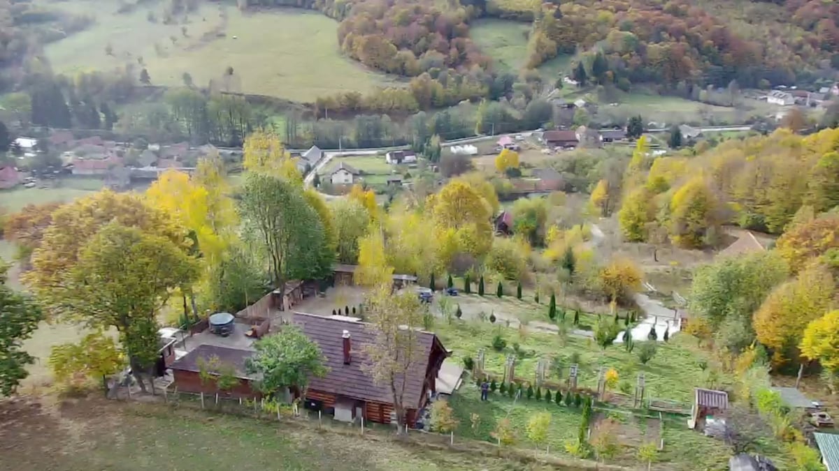 科瓦斯纳县Valea Dobarlaului村的Gruia Chalet。