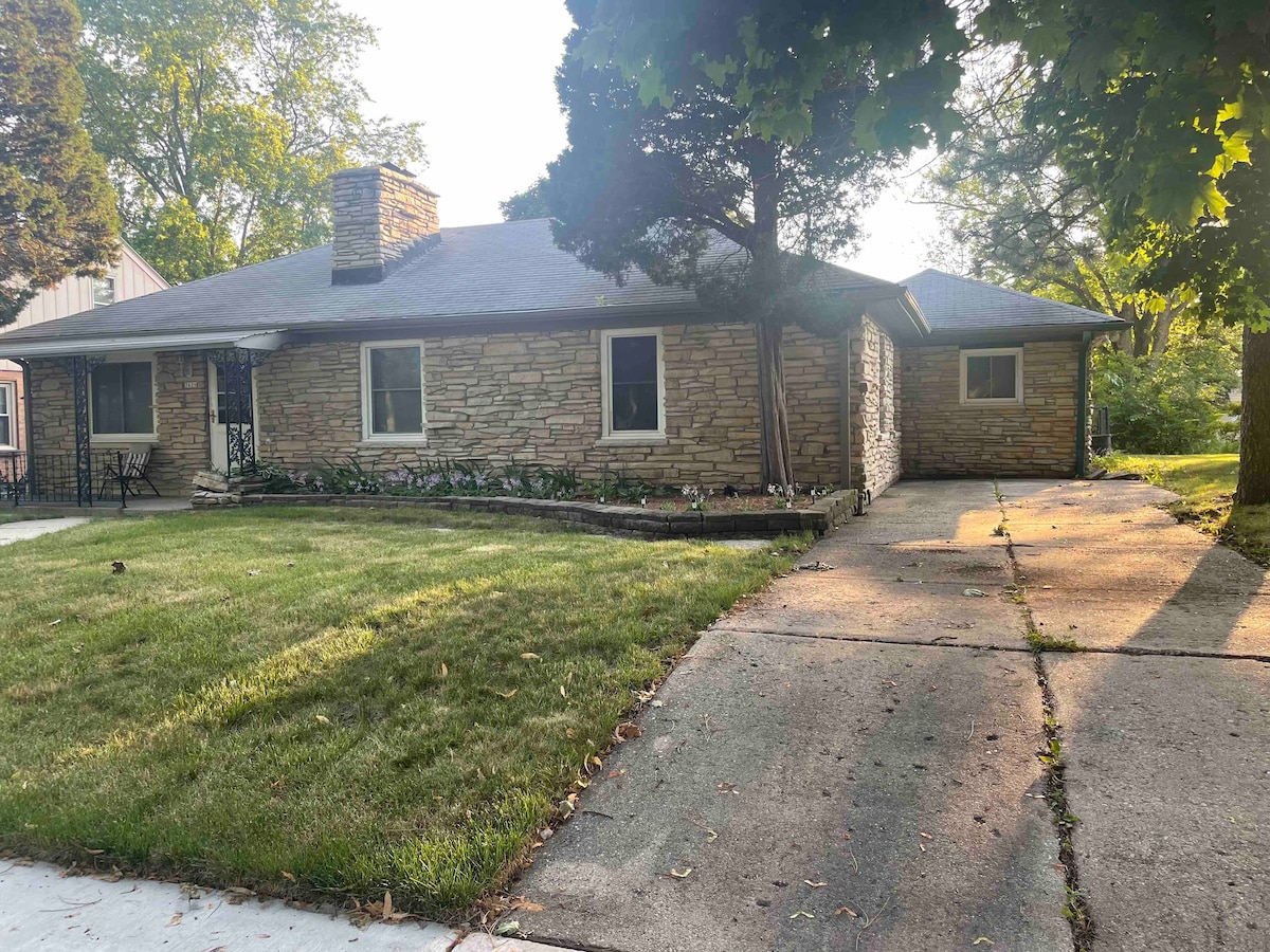 Entire 3 bedroom home near everything in Milwaukee