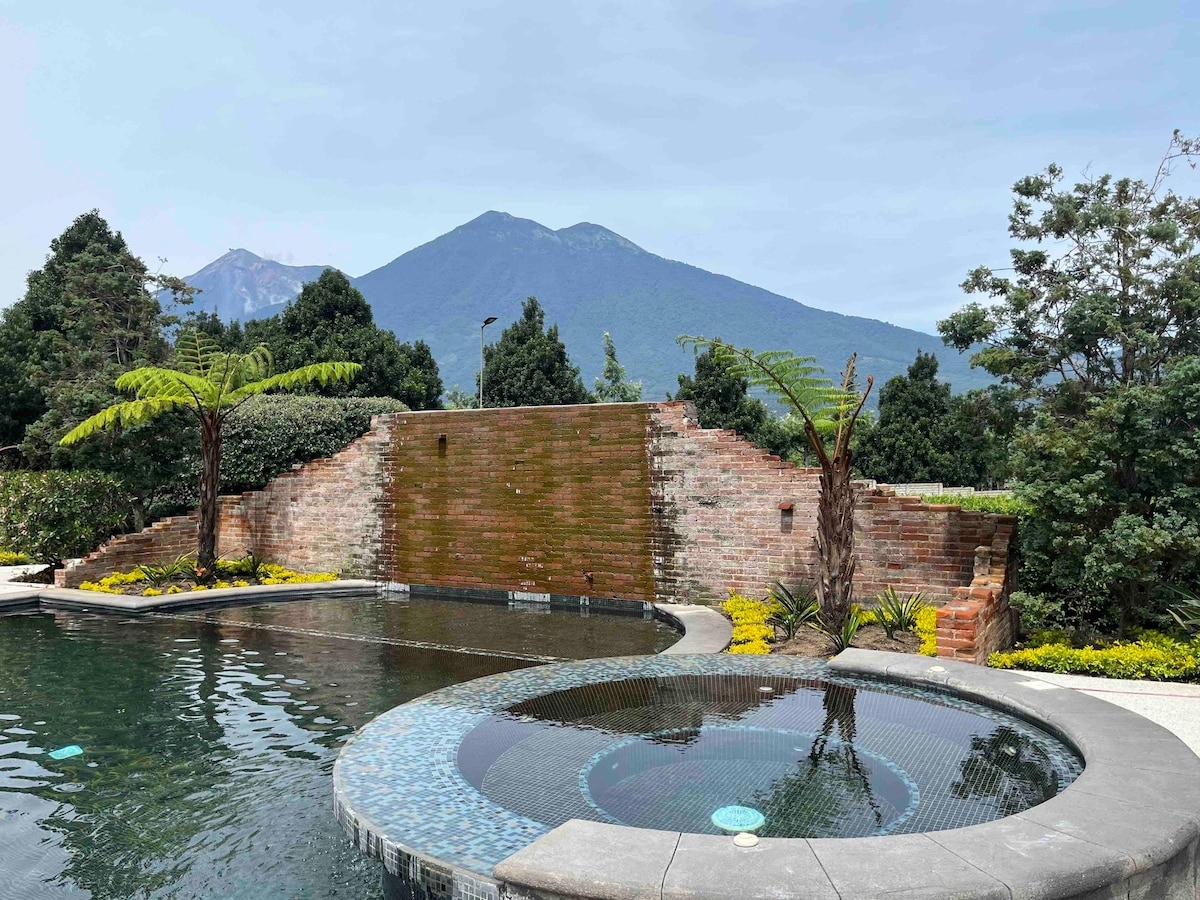 Fully Equipped 3 BR w/ Pool + Volcano Views