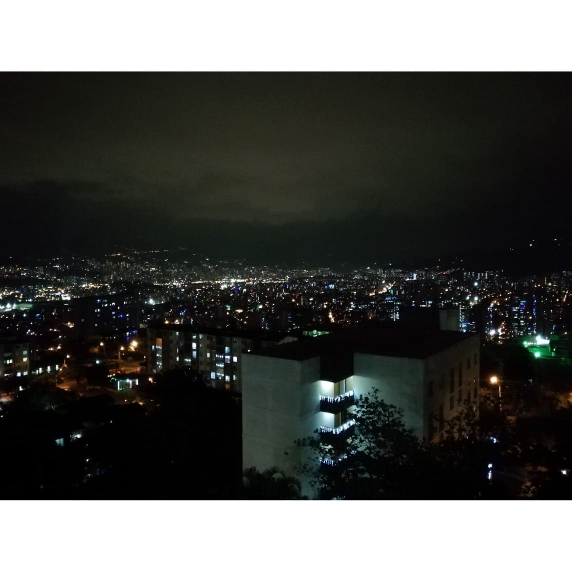 Habitación con vista a la ciudad.