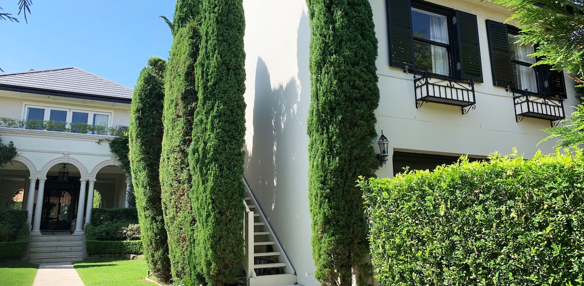 公寓坐落在优雅的Vaucluse住宅花园中。