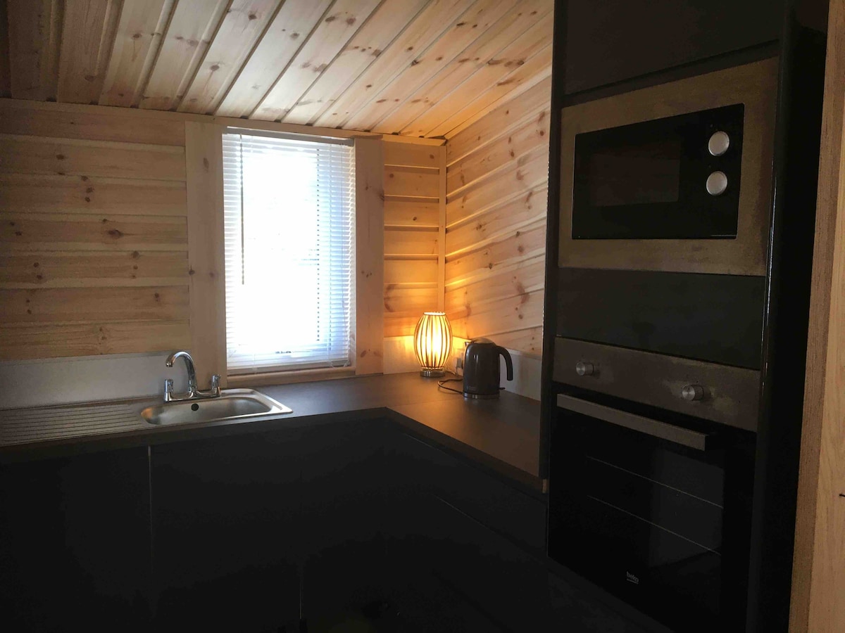 带热水浴缸的城市度假木屋。