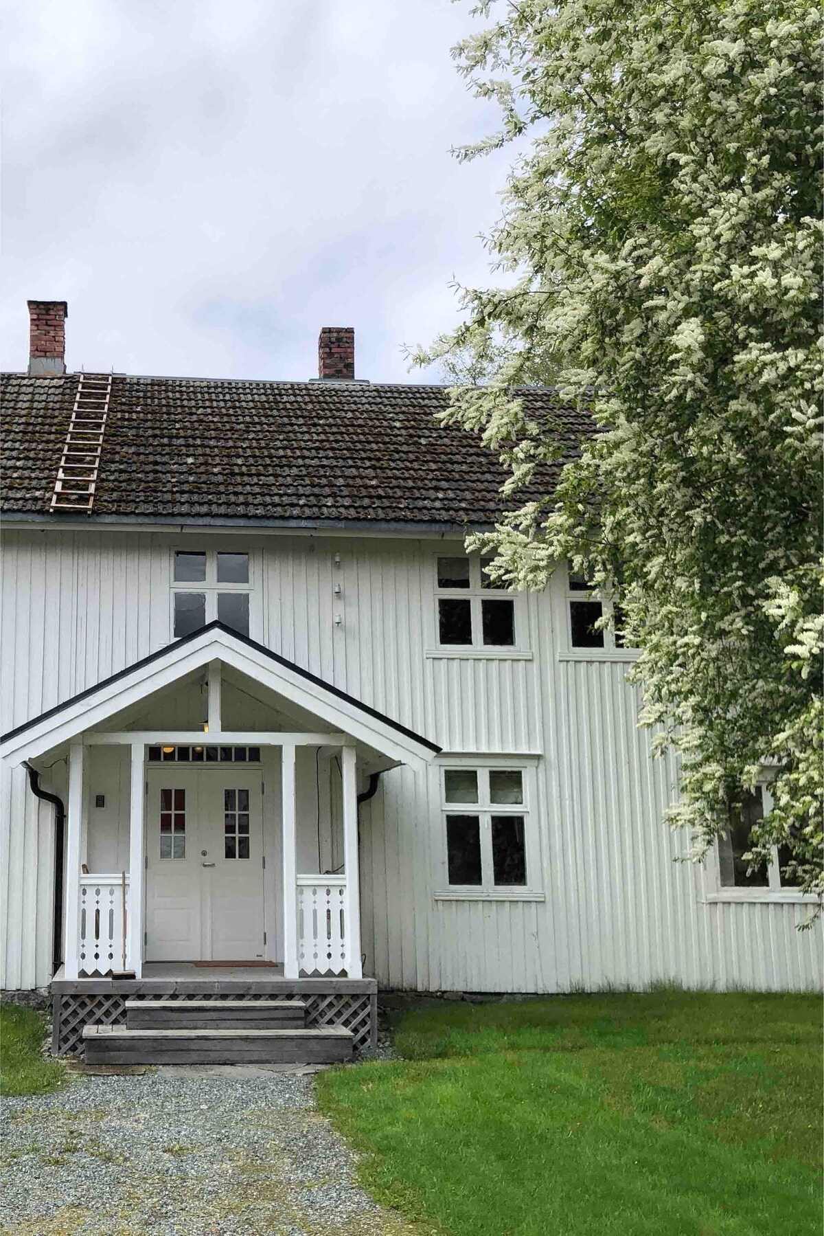 Hyggelig gammelt hus på gårdstun.