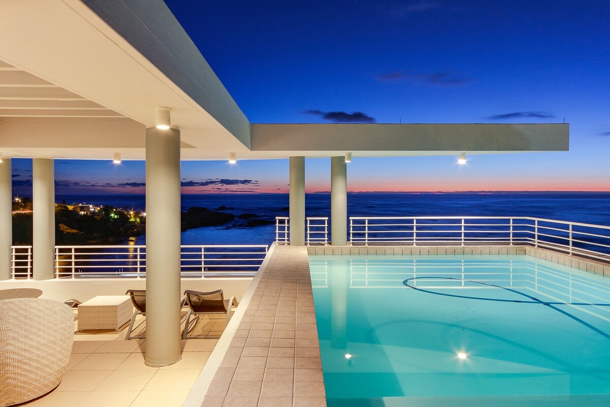 巴厘岛景观~海滩对面带泳池的顶层公寓