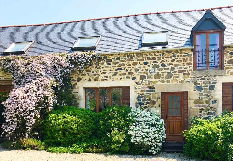 A spacious 3 bedroom cottage in a converted barn with heated pool, near St Malo, Dinan, Mont St Michel and fab beaches!