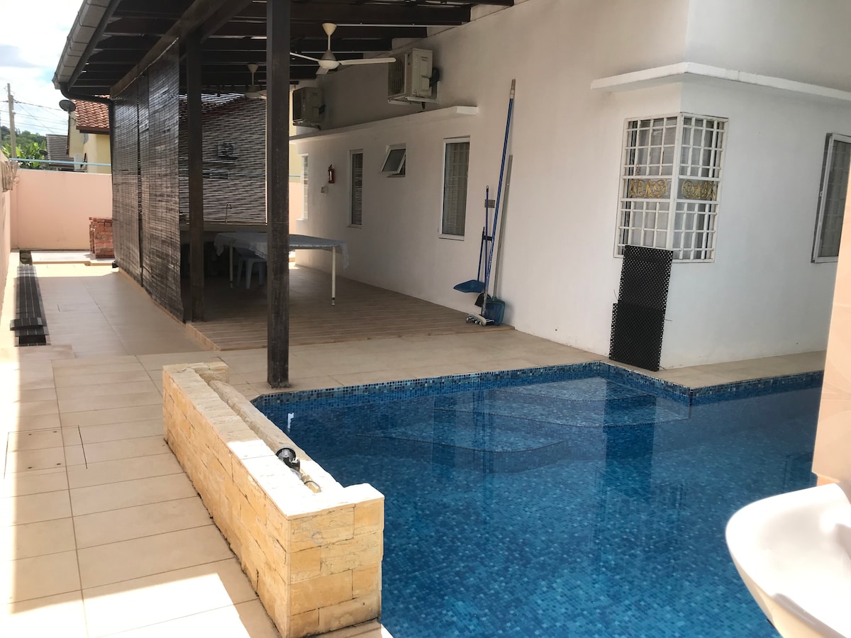 Luxury Seri Iskandar with a pool!