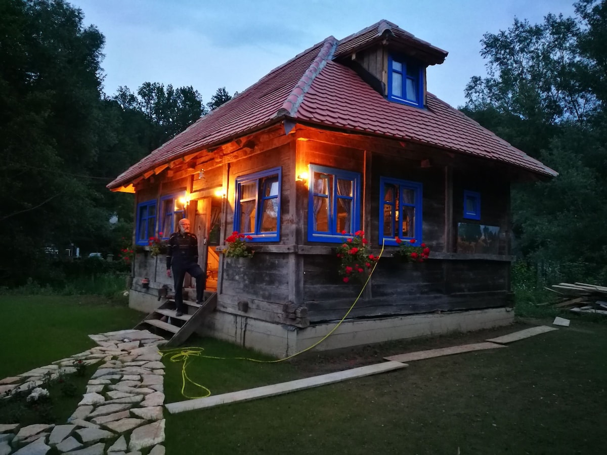 LA Magaza Banja Vrujci老式木质住宅，杂志