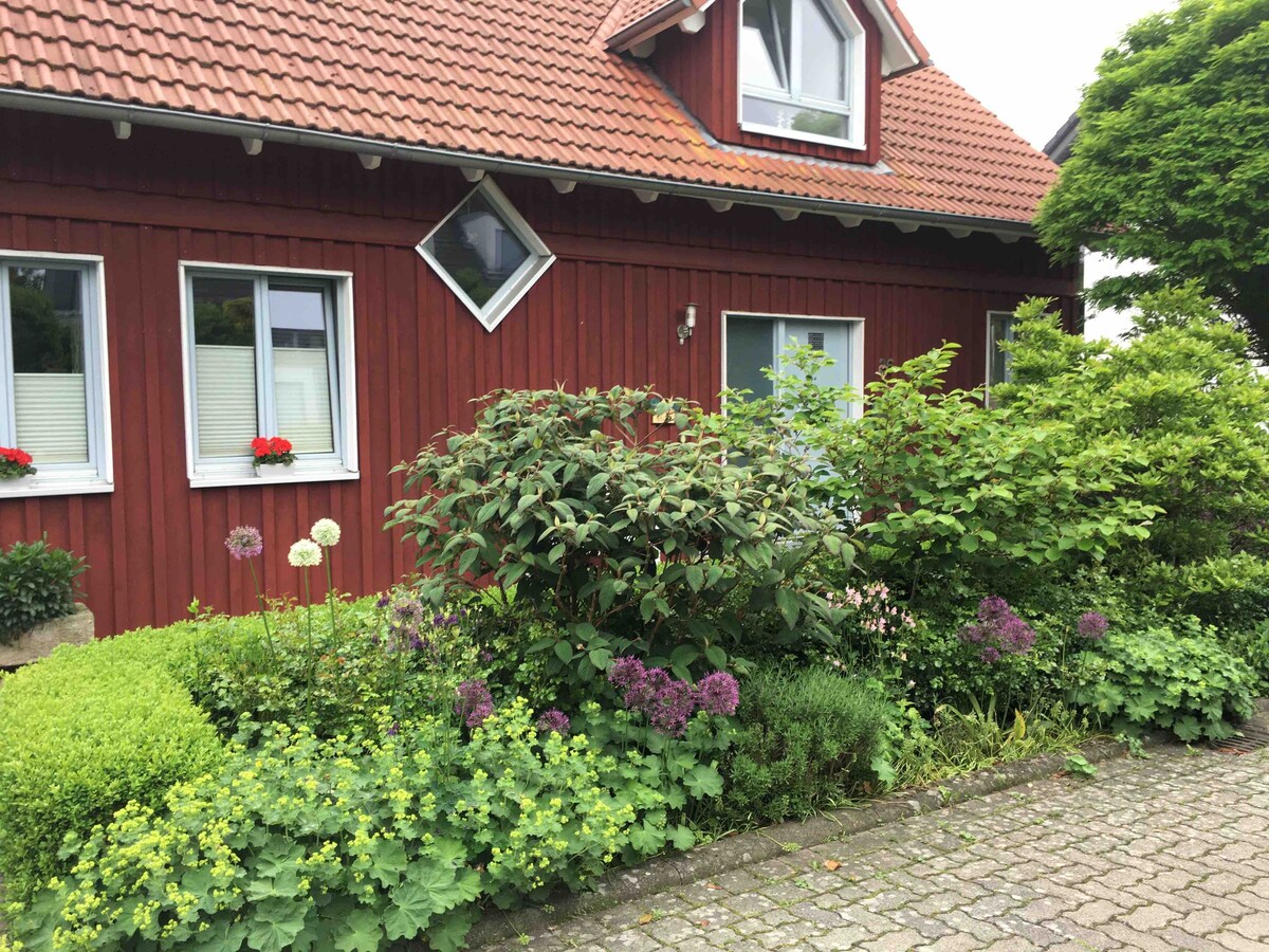 红色瑞典房屋中的舒适住所(1)