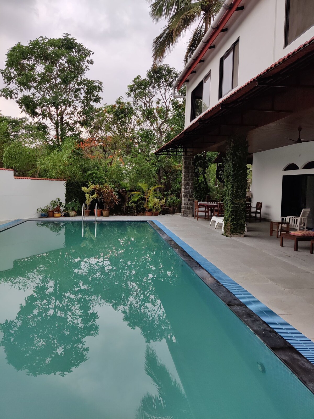 Sans Souci Villa with a Sparkling Pool in Alibaug
