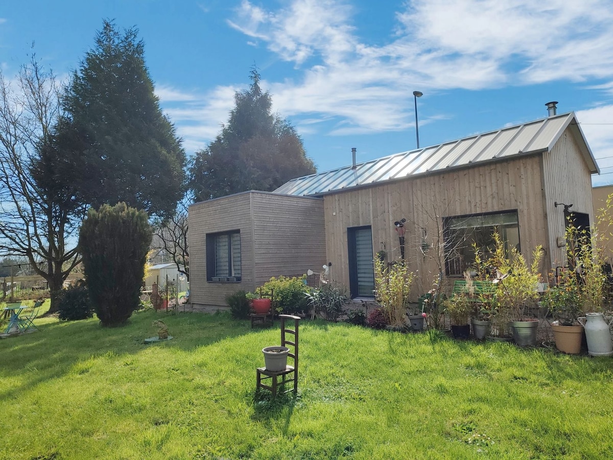 Maison en bois de plain-pied au bord du canal