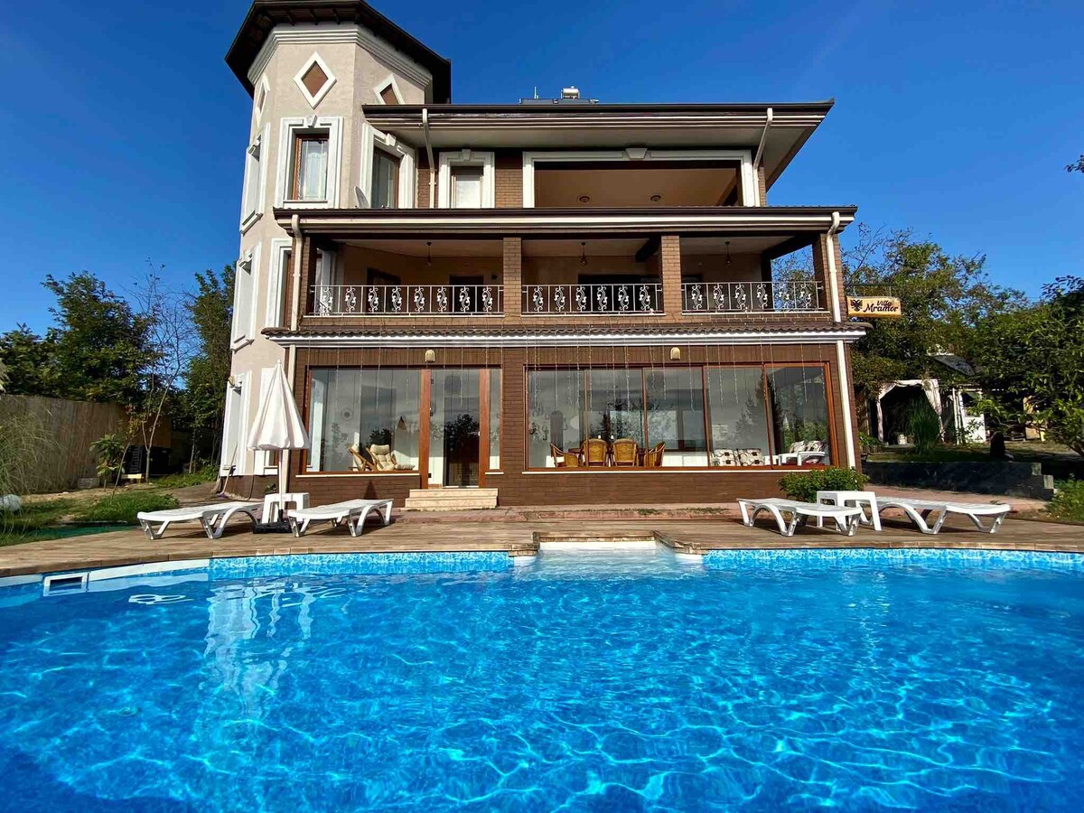 完全独立的别墅，带泳池，可欣赏萨潘卡湖的美景