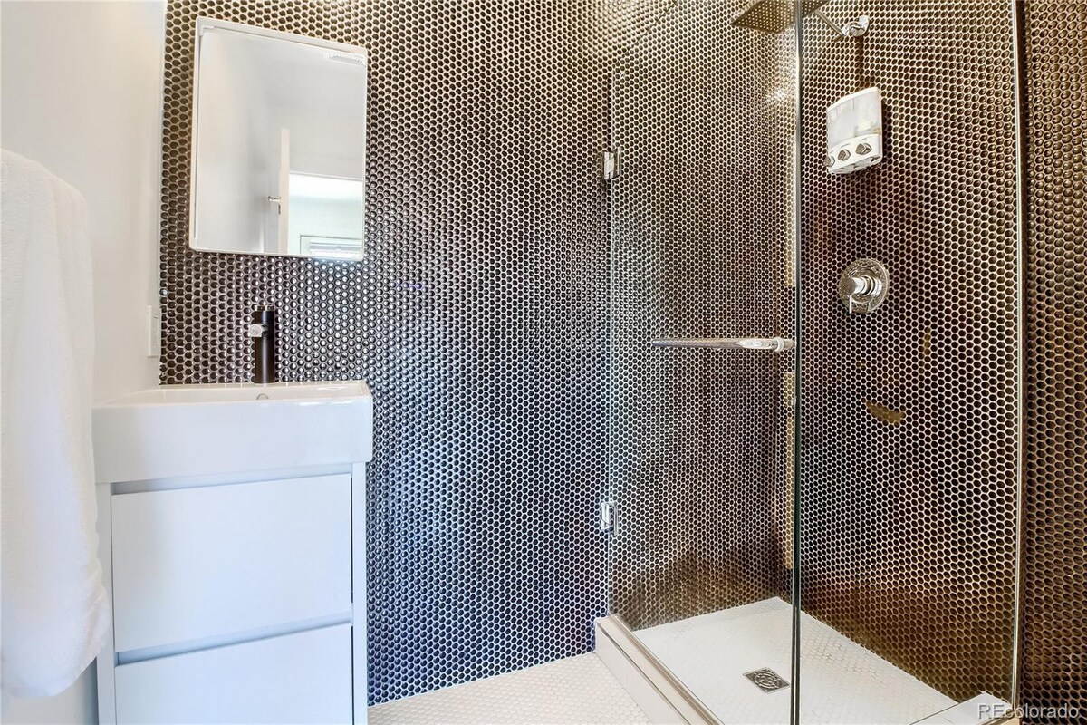 RiNo中心的现代单间公寓，配备热水浴缸