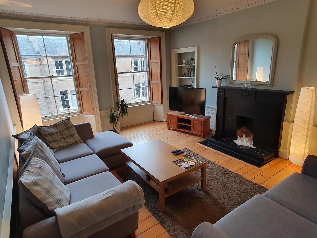 爱丁堡市中心令人惊叹的双卧室大型公寓