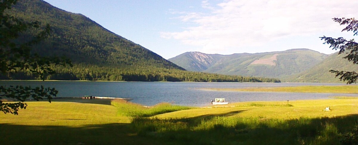 在纳克斯普附近的美丽箭湖（ Arrow Lake ）上安静地休息，