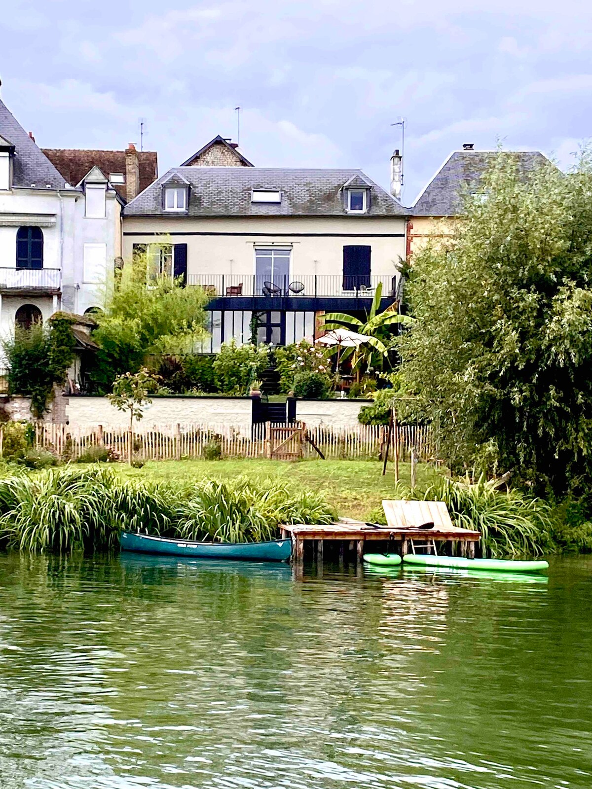 塞纳河畔Grande Maison ，距离巴黎1小时15分钟车程