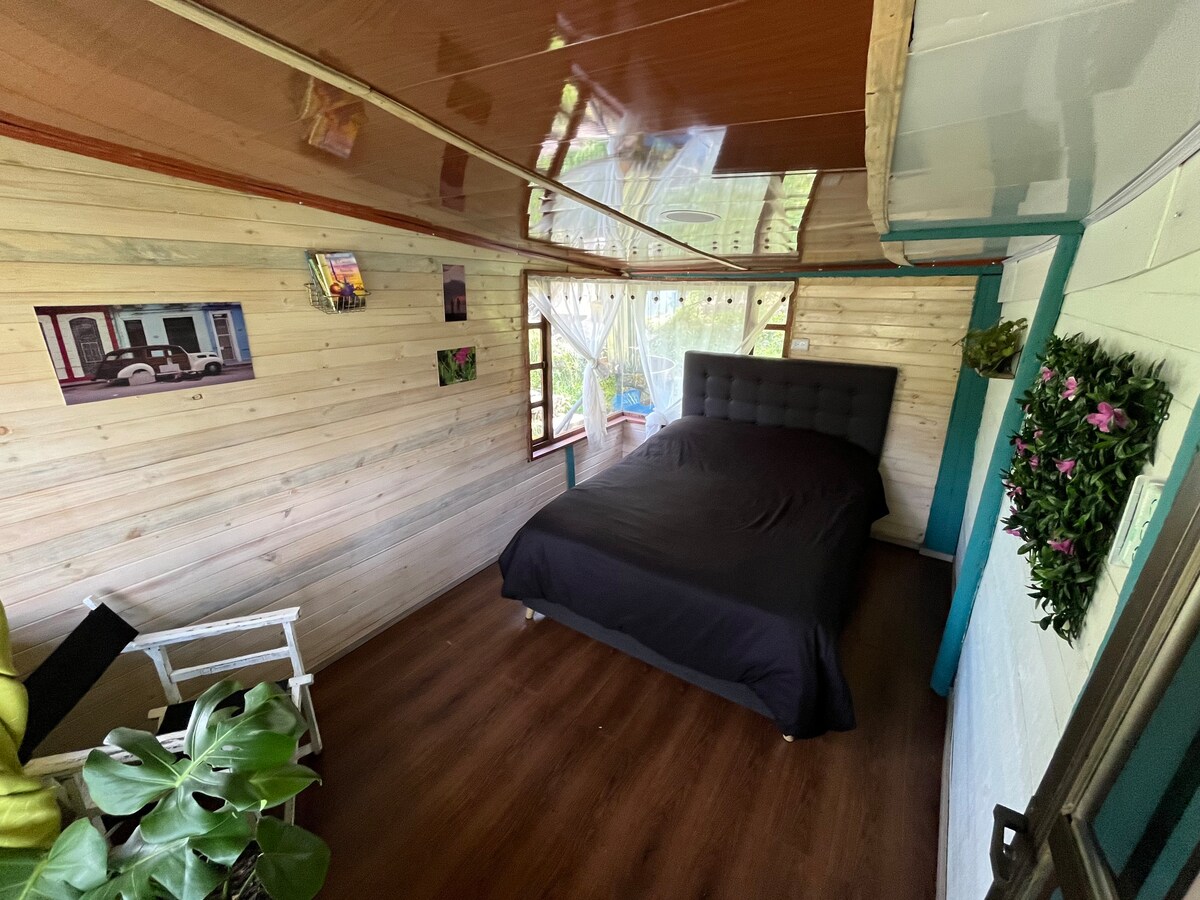 Palu Ecovillage ，树林中宽敞的豪华露营小木屋