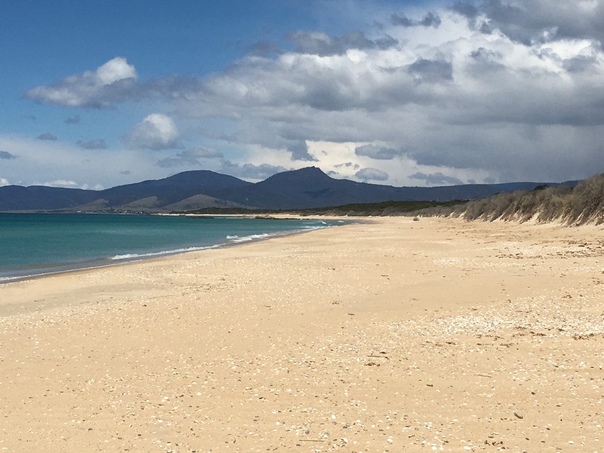 博马里斯海滩（ Beaumaris Beach ）带私人套房的标准双人床