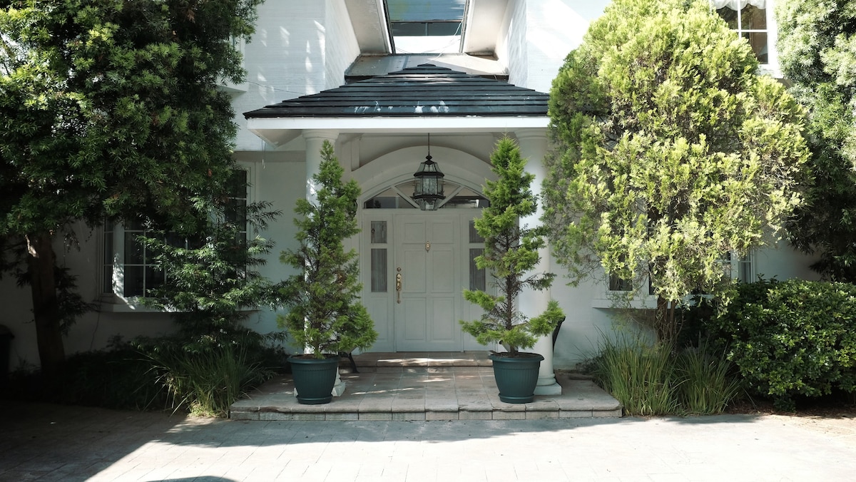 Casa Blanca GT ：美丽的家，宽敞的院子，办公室