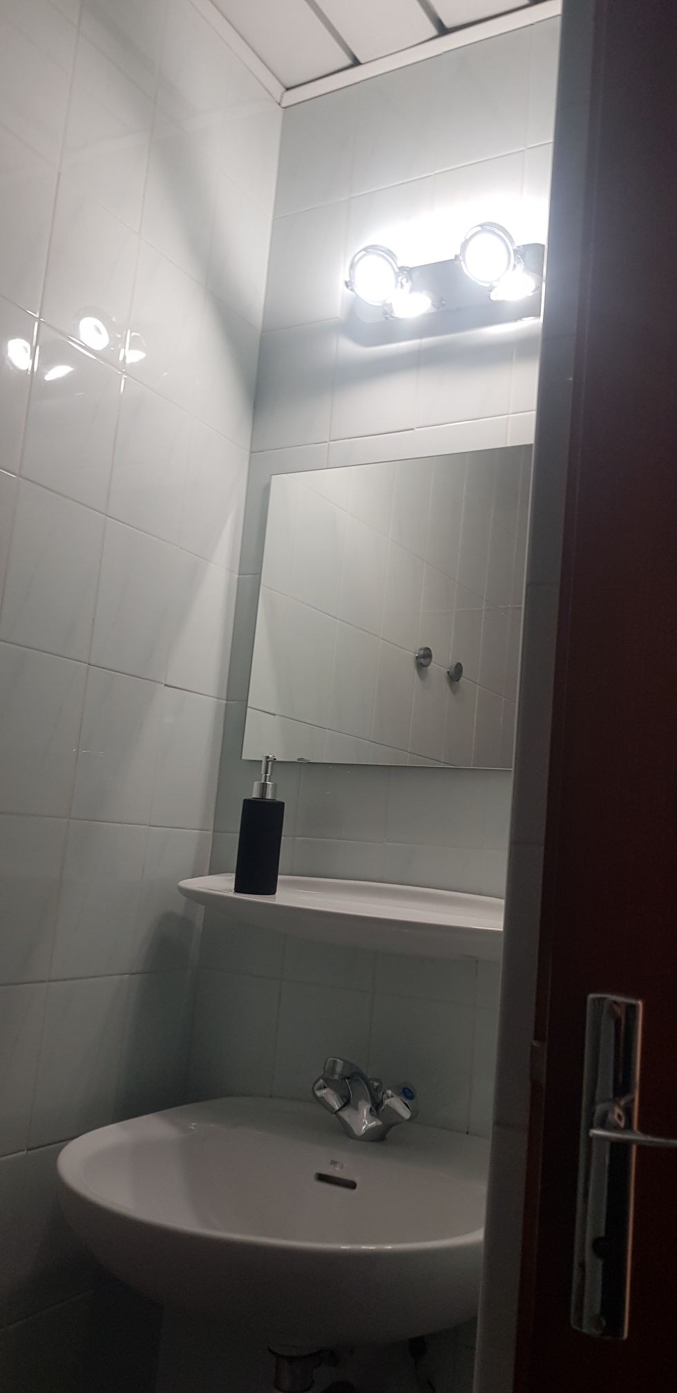 Chambre 1, petite et cosy avec douche et WC privé.