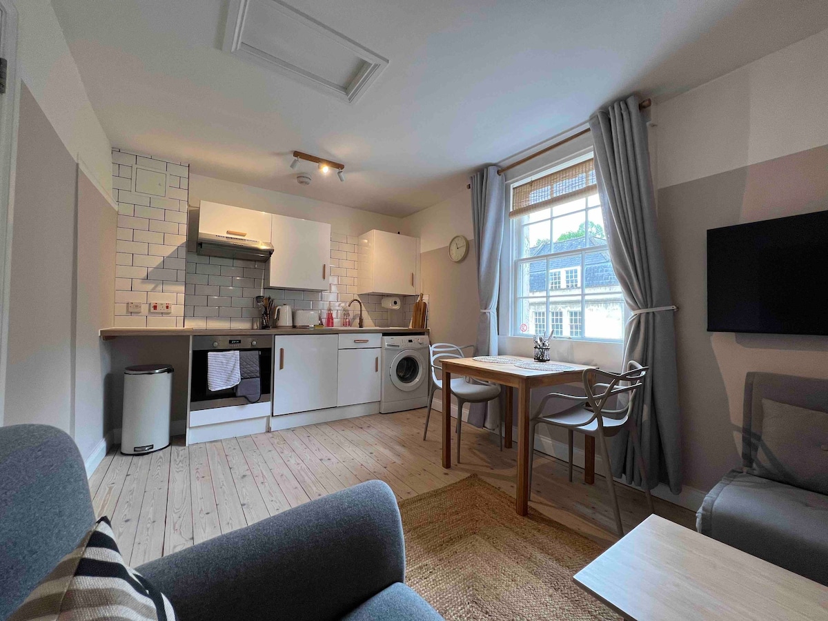 Lovely Little Flat 2, Central