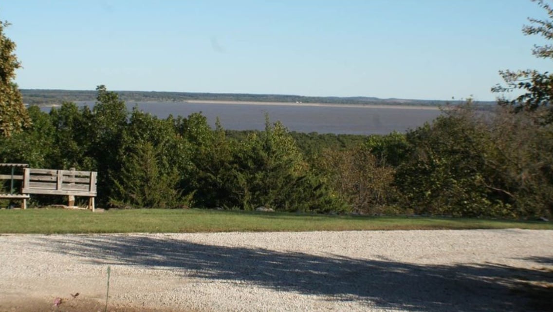 Fall River Lake Lookout Point的红色小木屋