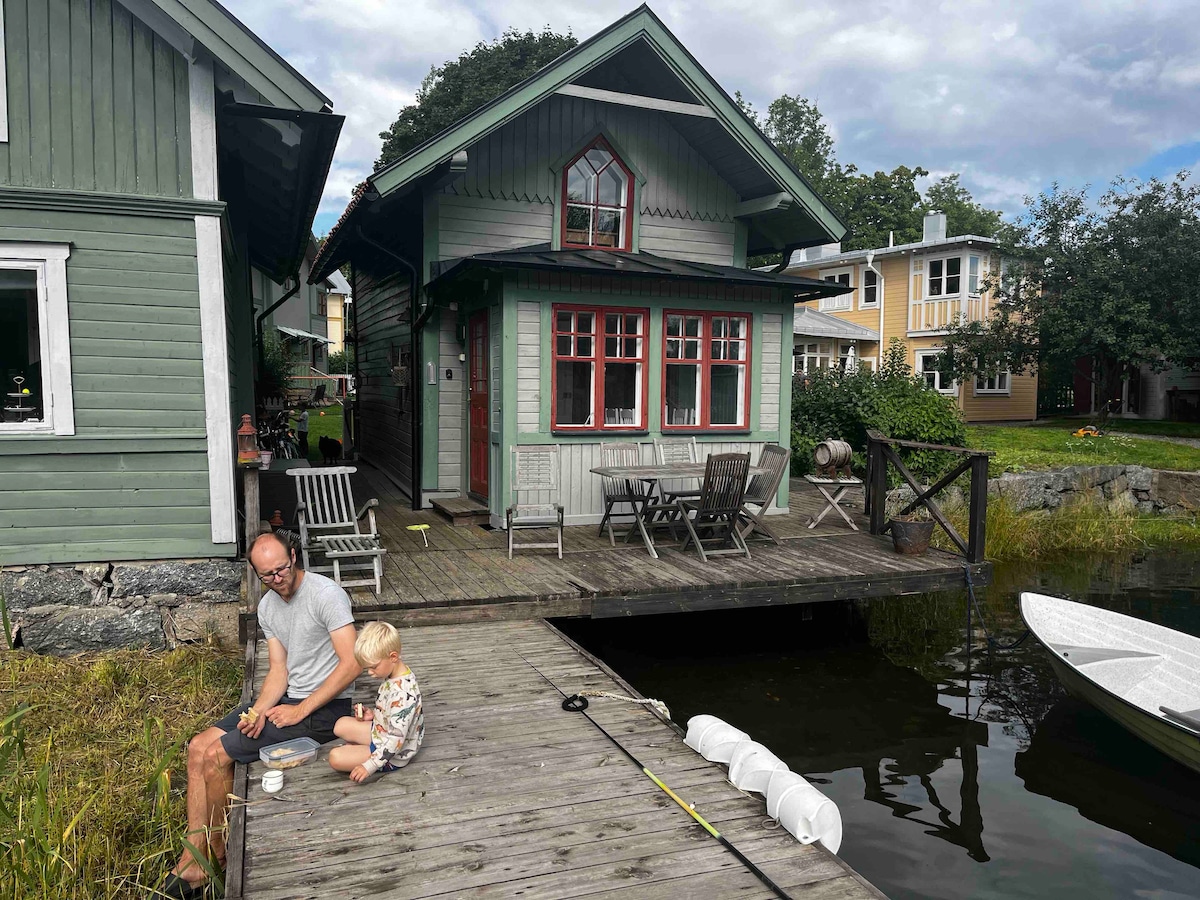 Bo på en brygga mitt i Vaxholm