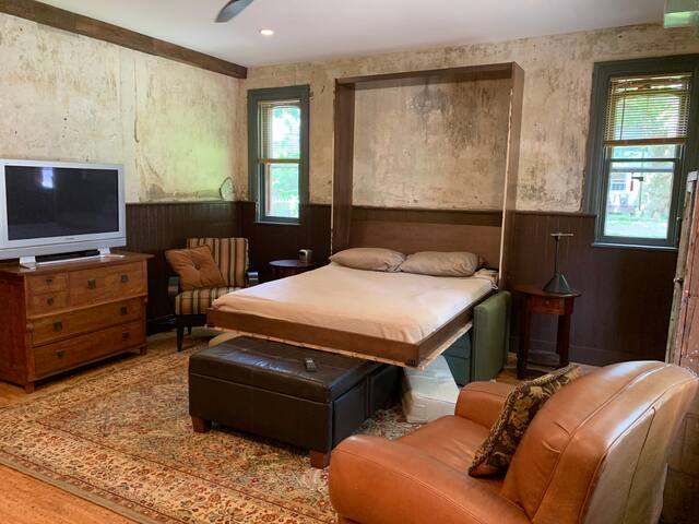 city center carriage house w murphy bed & parking