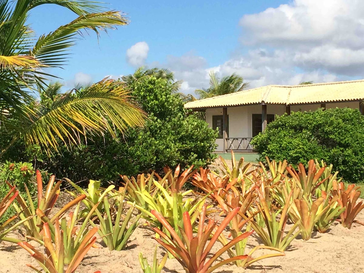 Casa em condomínio com pé n’areia e piscina