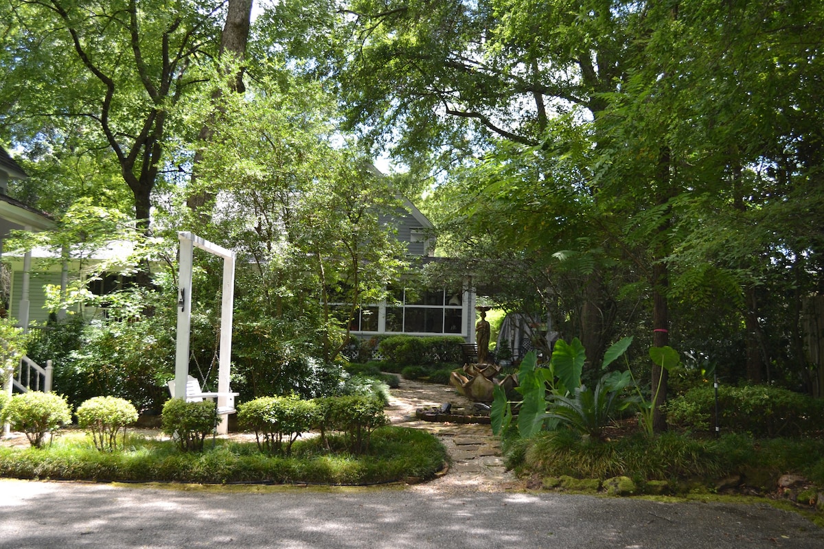 Evergreen Carriage House - Arboretum Suite