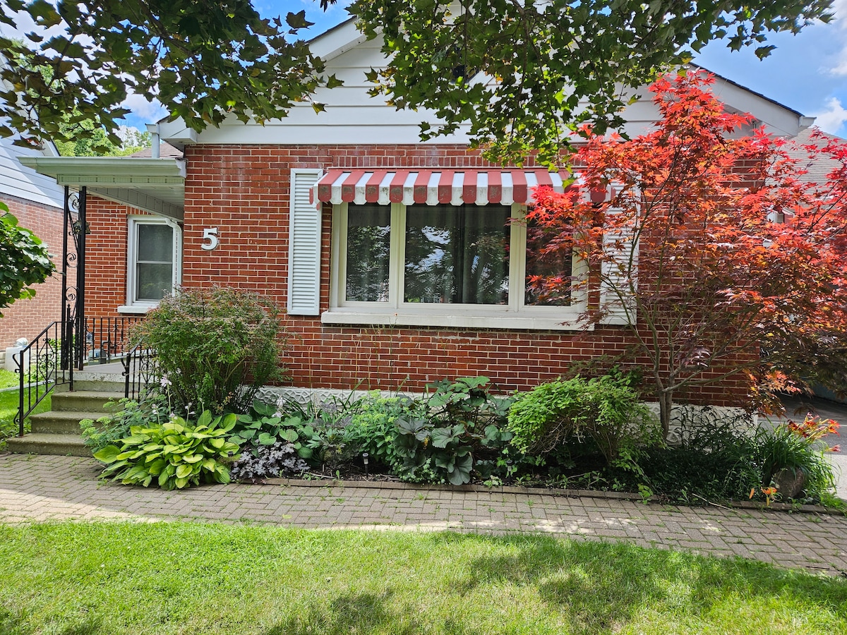 Cheerful 2-Bedroom Bungalow with hot tub