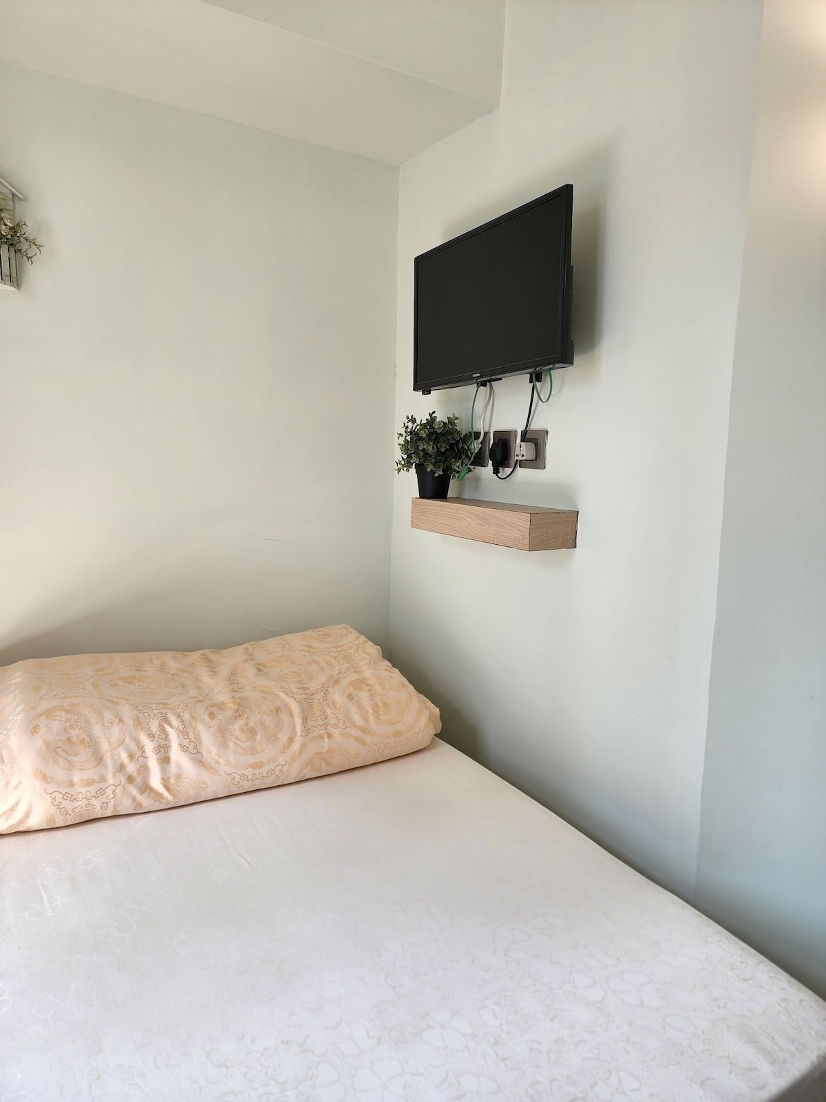 喜日賓館：8號房間豪華大床（Deluxe bed room )床寬150cm，獨立洗手間，大窗。
