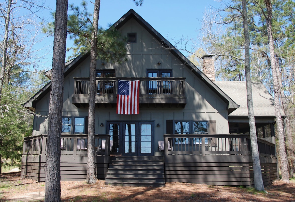 亚迪家在真岛附近的马丁湖（ Lake Martin ）