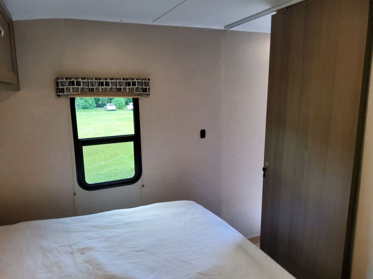 露营车/房车，带2张双层床和记忆棉床