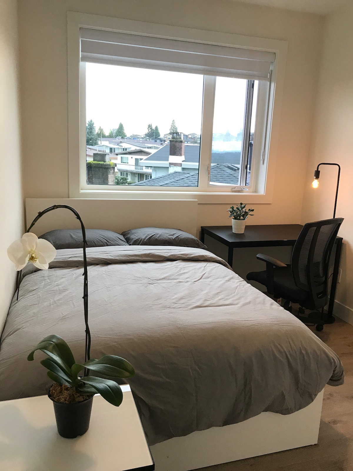 Comfortable double bed room near metrotown