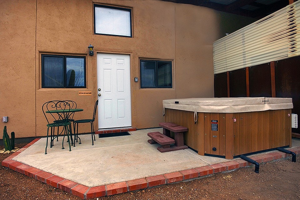 Alma Del Sol的Studio De Saguaro-热水浴缸度假屋